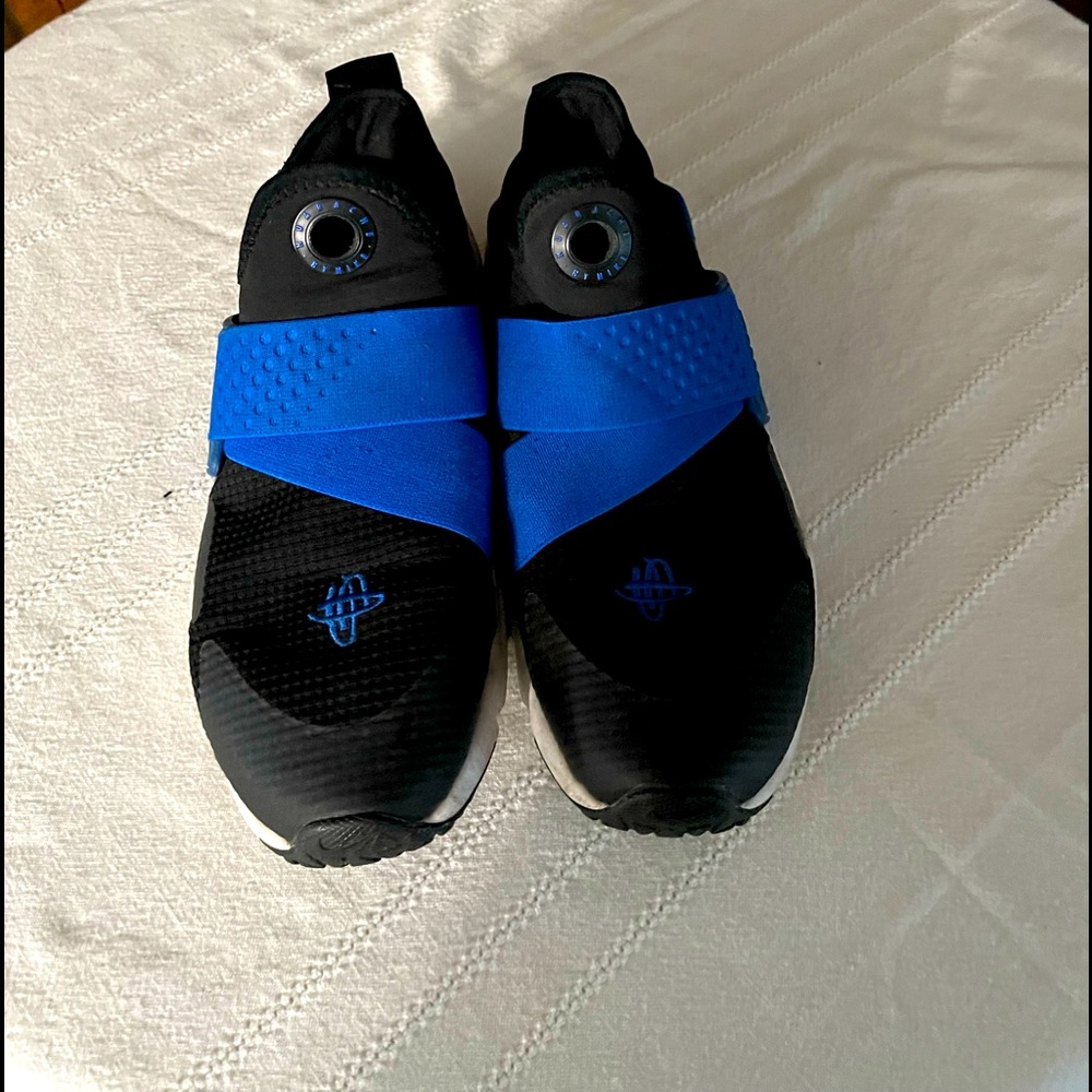 - Huaraches by Nike black with blue strap 6y in a boys & 7. 5 in a womens
